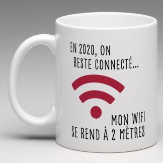 Notre tasse humoristique avec la mention « En 2020, on reste connecté... Mon Wifi se rend à 2 mètres. »